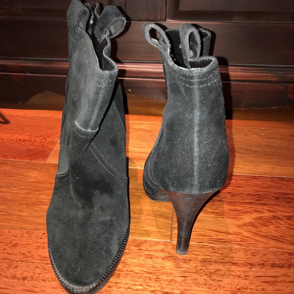 BCBG black stiletto suede booties. Sz 9